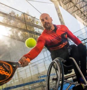 Isaac Mateos, practicando padel adaptado